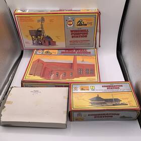 15802 Ahm/rivarossi Lot Of Ho Scale Model Kits Engine House Plastic Factory Stations For Parts