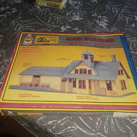15807 Ahm/rivarossi A.h.m. #15807 Lighted Ho Scale Rico Station Building Kit Complete Unbuilt