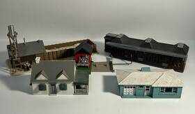 Bldg4 Assorted Brands Ho Buildings Lot Of 5 Plastic Multi Colors Assembled Needs Some Tlc