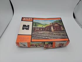 2881-300 Atlas N Gauge Train Building In Box L Shape Engine House Opened