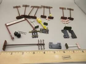 Atlas 732573007758 Lot Ho Scale Model Railroad/train Telephone Poles Signs Extras