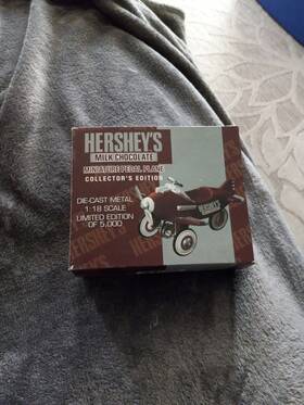 00111 Aztec Imports Inc. 085475602102 Hersheys Miniature Pedal Plane Die Cast Metal 1 18 No. Of 5000