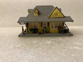 11042-b6574-125 Bachmann N Scale Passenger And Freight Station With Props