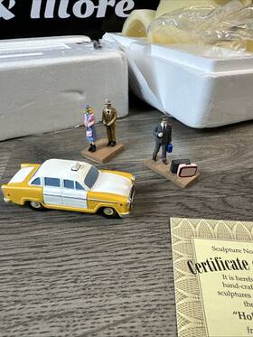 14-00038-017 Bachmann Hawthorne Village Collection Figurines Holiday Taxi People 3pcs 14-00038-017 Bachmann Hawthorne Village Collection Figurines Holiday Taxi People 3pcs