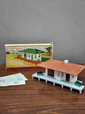 1616-100 Bachmann Postwar Suburban Station Missing Sign And Has Crack