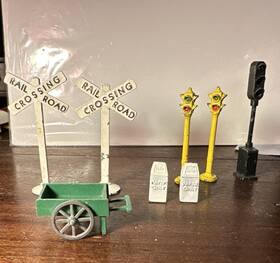 42-2307 Bachmann Vintage Ho Railroad Accessories Rr Crossing Traffic Lights Trash Cans Wagon