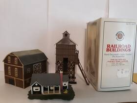 45811 Bachmann Lot 3 N Scale Buildings Barn/house/bachmann Coaling Station # Model Train