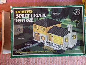 49-2572 Bachmann Ho Scale Lighted Split Level House Kit Incomplete
