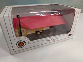 55-7407 Bachmann N Scale Freight Station Read