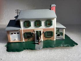 690c4486-11 Bachmann N Scale 2 Story House With Single Car Garage 690c4486-11 Bachmann N Scale 2 Story House With Single Car Garage