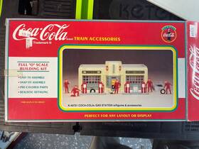 K-401111 Coca-cola Train Accessories Gas Station With Figures And K-401111 Coca-cola Train Accessories Gas Station With Figures And