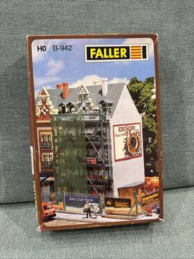 B-942 Faller 104090009427 Building Kit Townhouse With Scaffolding Gauge H0 - Broken Window