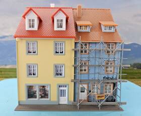 130494 Faller Ho Scale Built Models -two Village Houses With Painters Scaffold #130494
