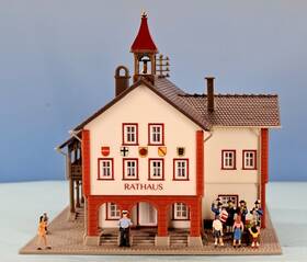 232303 Faller N Scale Built Model Town Hall / Rathaus With 11 Preiser Figures #232303