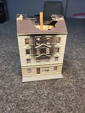 232326 Faller N Scale 1/160 Dwelling Building In Fire Fully Assembled