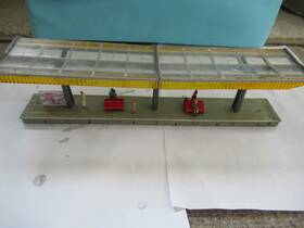 B-180 Faller Train Covered Platform With Figures Ho Scale
