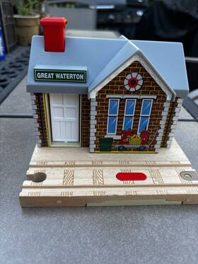 Bmw-lc98750 Gullane Thomas Limited Wooden Railway Great Waterton Talking Station And Footbridge - Works