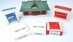 Qht3501 Hallmark Great American Railways Depot Collection - Oceanside And Trains Qht3501 Hallmark Great American Railways Depot Collection - Oceanside And Trains