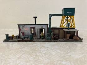322-9029 Heljan Sand House With Fuel Pump Ho Scale
