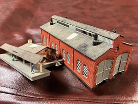 B642 Heljan Lot Of 2 N Scale Buildings Stall Engine House Passenger Station B642 Heljan Lot Of 2 N Scale Buildings Stall Engine House Passenger Station