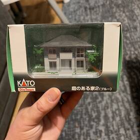 23-404c Kato N Scale Two Story Blue And White House - Assembled 1477 Sapphire Dr