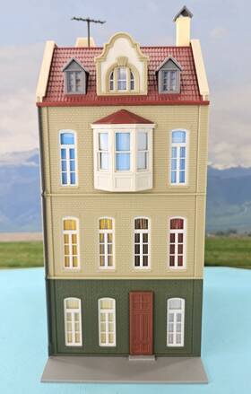 38392 Kibri Ho Scale Built Model - 3- Story Town House With First Floor Shop #38392