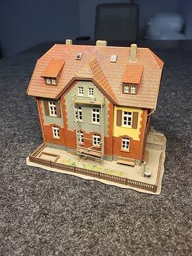 39315 Kibri Ho # Railways Workers House With Scaffolding Fully Assembled