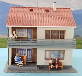 B-8070 Kibri Ho Scale Built Model -1982 Suburban Multi-family House With Figures #b-8070