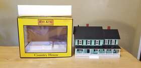 30-9047 King & Country Rail House Green With Dark Shutters In Box