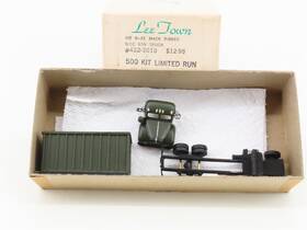 432-3018 Lee Town Ho Scale Die-cast B-61 Mack Ribbed Side Van Truck Custom