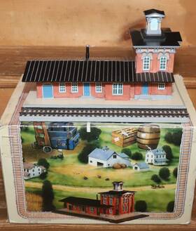 Lefton 093501016328 Leftons Roadside Gettysburg Railroad Depots Train Accessory Scenery Ho Scale