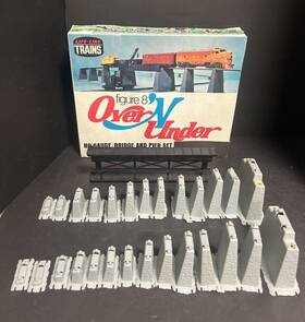 08609 Life-like Ho Gauge Over Ftn Under Pier Set Gray #08609 99% Complete 27/28 Piers