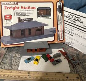 7430 Life-like N Scale Freight Station Building Kit Box And Vehiclescars Vws Bus