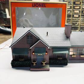 6-37917 Lionel 023922379177 Red Brick Suburban House Deluxe O Scale