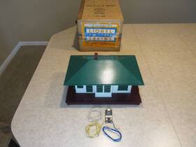 Lionel 077071216821 132 Illuminated Station. With Original Box And Some Wires. Excellent Cond