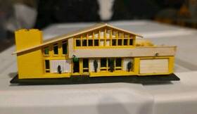 45909 Lionel Bachmann N Gauge Contemporary House Fully Assembled Yellow Rooftop Deck Fire Pit