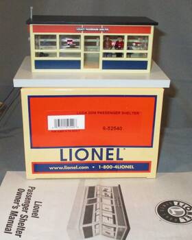 52540 Lionel Illuminated Legacy Railroad Passenger Shelter O/027 Ga. 2009 Lcca
