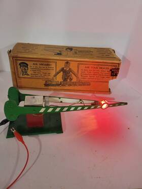 X1981 Lionel # 077 Crossing Gate For Parts/repair Green With Original Box