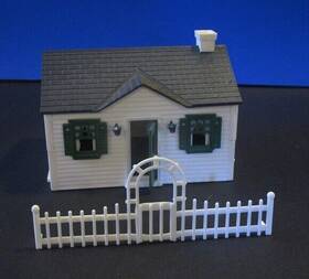 Lt401 Littletown - O/s Scale House Kit With Only The Fence Accessory