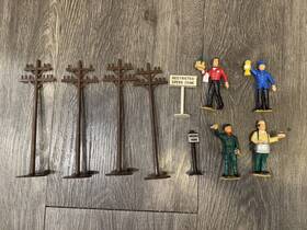 O112923-07 Marx Vintage O Scale Telephone Poles Signs Railroad People Figures Lot O112923-07 Marx Vintage O Scale Telephone Poles Signs Railroad People Figures Lot