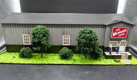 279-2291 Menards O Milwaukee Road Maintenance Shed Lighted Building Read Desc