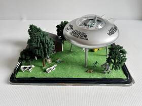 279-4439 Menards 2018 Limited Edition Ufo Farm Alien Cow Abduction Scene O-scale 279-4439 Menards 2018 Limited Edition Ufo Farm Alien Cow Abduction Scene O-scale