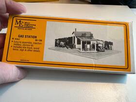 65-139 Micro Engineering Mirco Company Gas Station N Scale