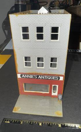 Model Power 037135004641 464 Ho Scale Annies Antiques Building Built