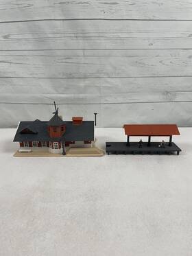 Model Power 037135005709 Ho Scale South Side Station No. 570 Lighted With 2 Figures No Box