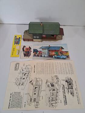 749-300 Model Power Atlas Train Ho Gauge Railroad Scenery Freight Station