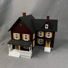 30-90253 Mth 30-10253 Rail King By - Farm House #30-90253 Maroon With Yellow Shutters In Box