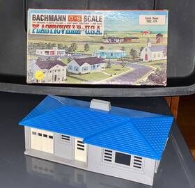 1852-179 Plasticville Ranch House L.grey Sides Bright Blue Roof White Trim Box