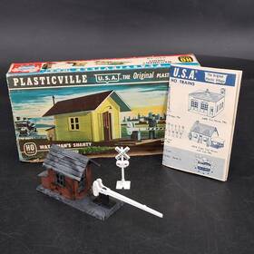 2411-79 Plasticville Ho Scale Marbleized Plastic Watchmans Shanty Original Box