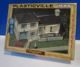 2901-200 Plasticville - Ho Scale Split Level House Kit/nice Box Missing 2 Downspouts